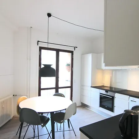 Great 1-bed With French Balcony In Center *